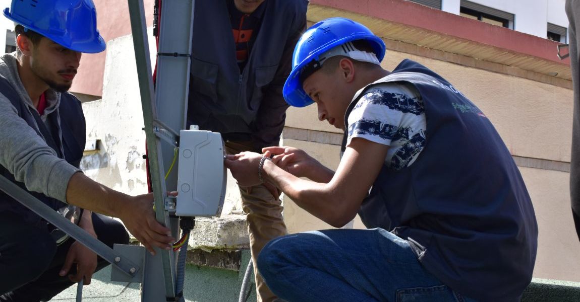 Estudiantes desarrollan habilidades prácticas en electricidad a través del programa SOLEA+ de IECD en Marruecos.
