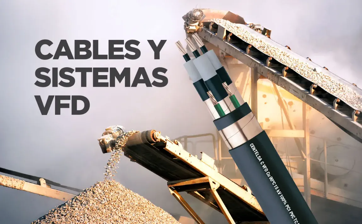 Torres de transmisión eléctrica con cables de alta tensión en un paisaje de atardecer.